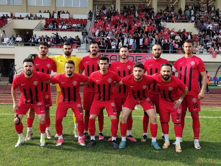 Bafraspor ile Tekkeköyspor berabere kaldı hakemler sahadan polisle ayrılabildi