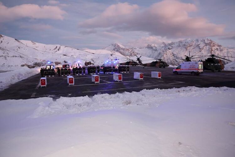 Şehitlerimiz İçin Hakkâri Dağ ve Komando Tugayında Tören Düzenlendi