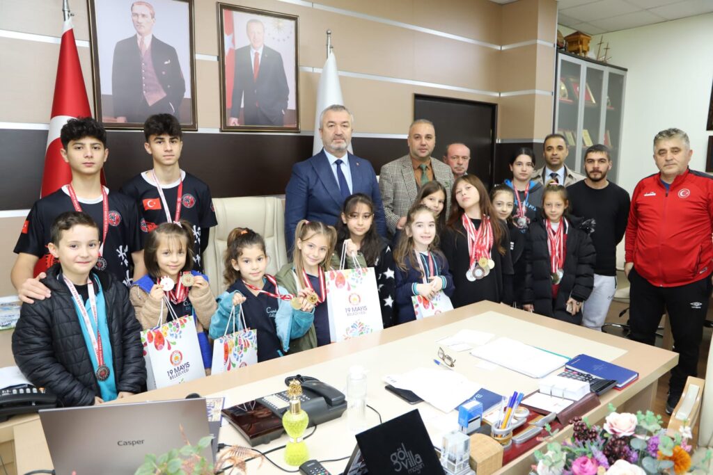 Karate Sporcuları Başkan Topaloğlu’nu Ziyaret Etti