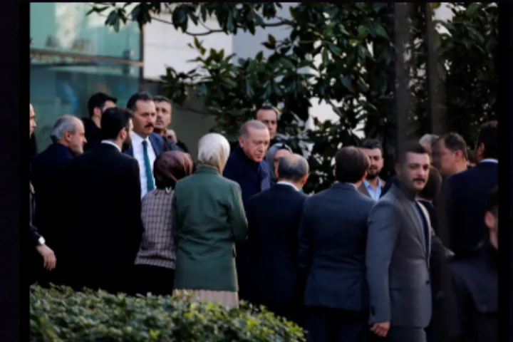 Cumhurbaşkanı Erdoğan, AK Parti İstanbul İl Başkanlığını ziyaret etti