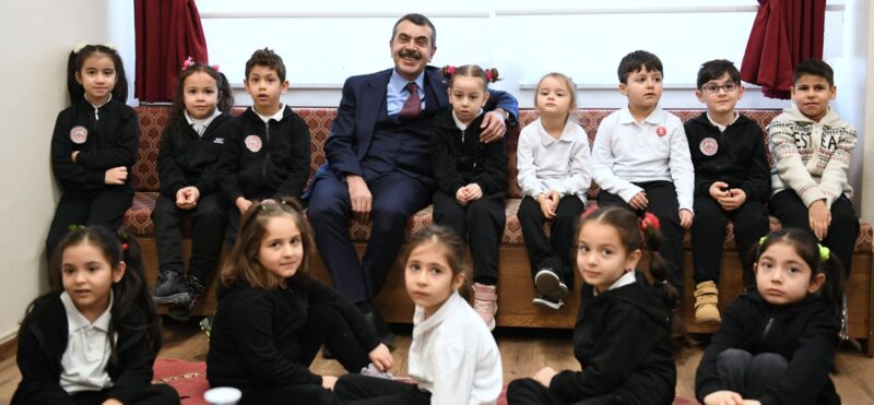 BAKAN TEKİN İKİNCİ DÖNEMİNİN AÇILIŞINDA ÖĞRENCİ VE ÖĞRETMENLERLE BULUŞTU
