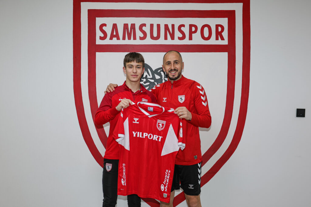 ZEKİ YAVRU’DAN GENÇ OYUNCUYA İMZALI FORMA