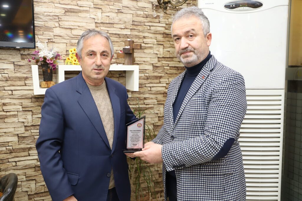 Başkan Topaloğlu, Meclis Üyelerine teşekkür plaketi taktim etti