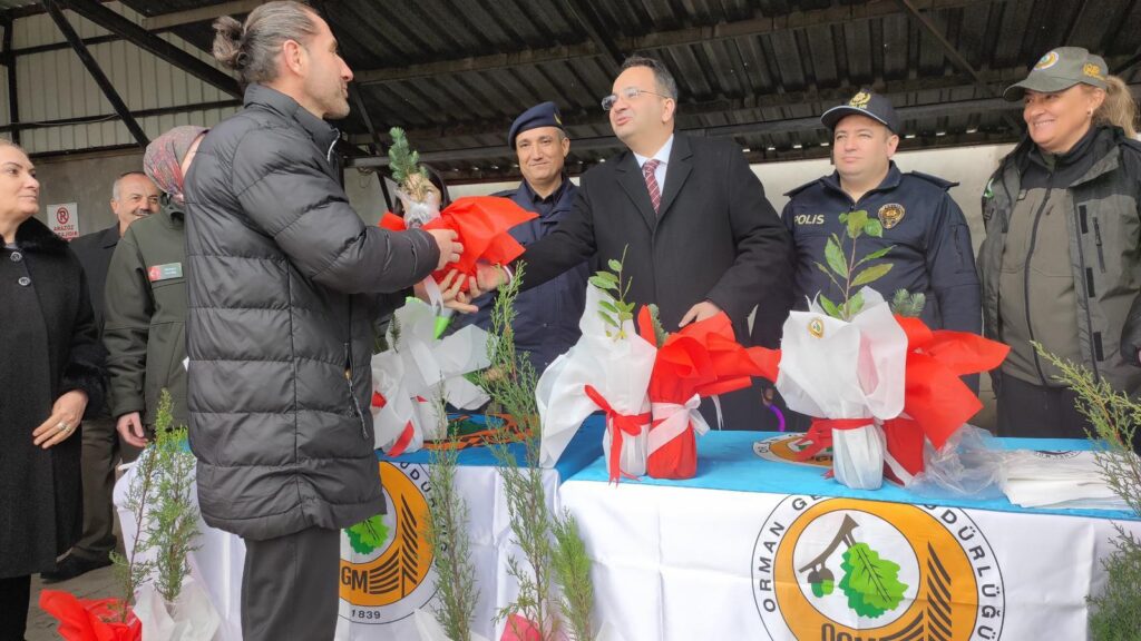 Bafra Kaymakamı Cevdet Erturkmen’in Katılımıyla Fidan Dağıtımı Yapıldı
