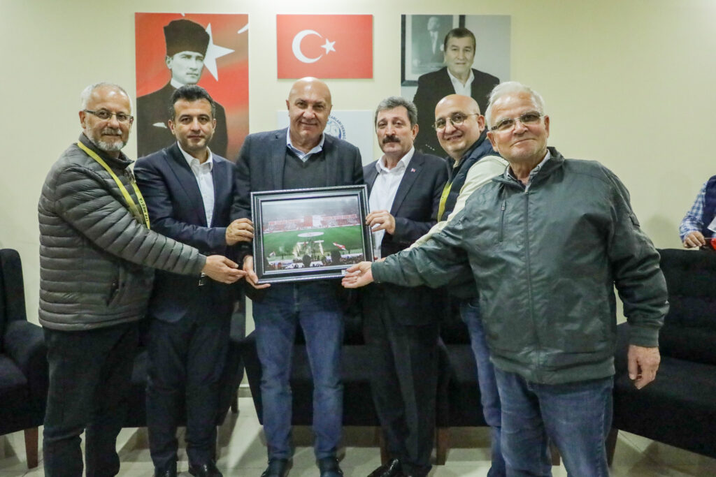 SAMSUNSPOR BAŞKANI YÜKSEL YILDIRIM’A ANLAMLI HEDİYE