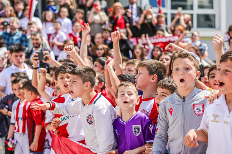 SAMSUNSPOR’UN OYUNCULARIYLA MİNİK TARAFTARLAR BULUŞTU