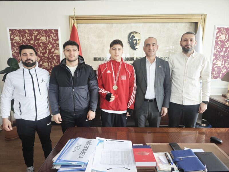 Şerafettin AYDOĞDU Türkiye 3.sü BAYRAKDAR’ı Tebrik Etti