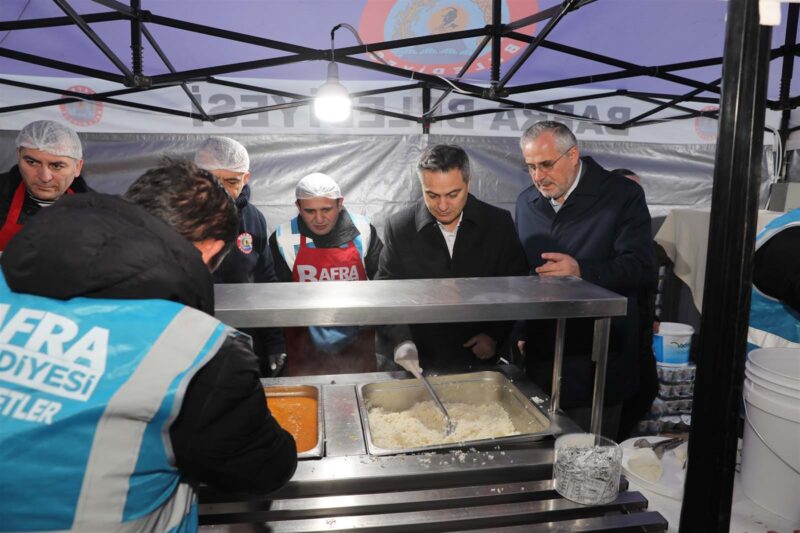 KAYMAKAM ALTINPINAR VE BAŞKAN KILIÇ, İFTAR ÇADIRINDA VATANDAŞLARLA BULUŞTU 