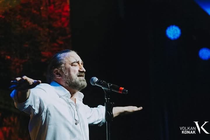 Ünlü Sanatçı Volkan Konak Sahnede Hayatını Kaybetti