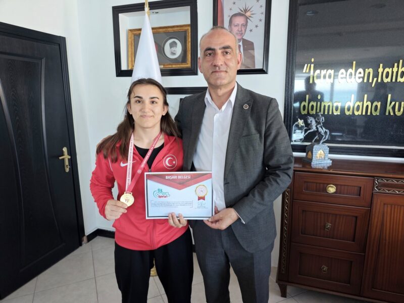 Dr. Şerafettin Aydoğdu Medine Civelek’i tebrik etti