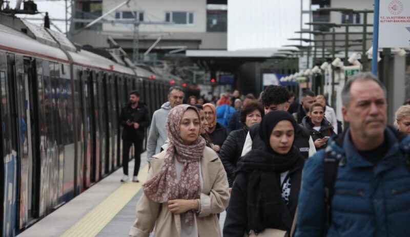 EMEK VE DAYANIŞMA GÜNÜNDE KENT İÇİ RAYLI SİSTEM ÜCRETSİZ
