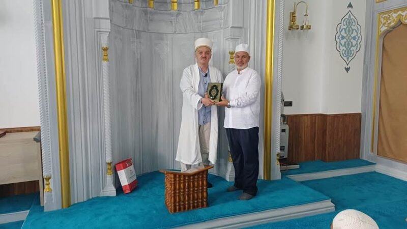 Cami Görevlisine Başarı Belgesi ve Plaket Takdim Edildi