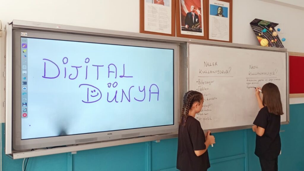 ÖĞRENCİLERE “DİJİTAL DÜNYAYI GÜVENLİ KULLANIM” EĞİTİMİ