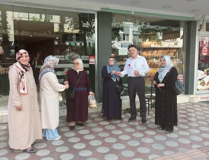 Vatandaşlara Gül ve Hadis Kartelası Dağıtıldı