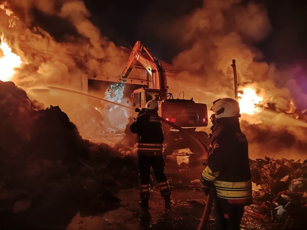 Bafra OSB ‘de Geri Dönüşüm Deposu Yangını 