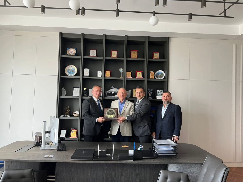 TSO Başkanı Osman Parlak’a Başarılarından Plaket Takdim Etti