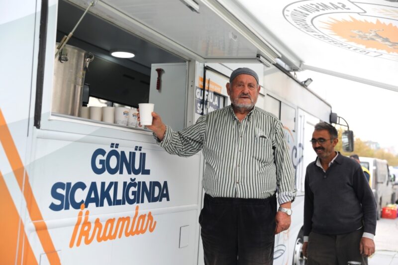 GÖNÜLLERE DOKUNAN HİZMET: SOĞUK HAVADA SICAK ÇORBA İKRAMI