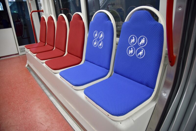 TRAMVAYLARDA KOLTUKLAR YENİLENDİ