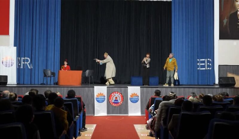 “Eller Yukarı” Tiyatro Oyunu Bafra’da Seyirciyle Buluştu