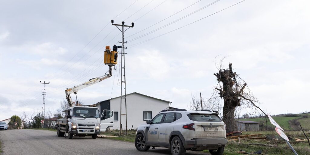 YEDAŞ’TAN FIRTINA SONRASI YOĞUN MESAİ