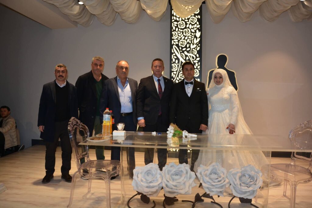 Kübranur ve Erdem Topal Çifti Sevenleriyle Mutluluklarına Ortak Oldu