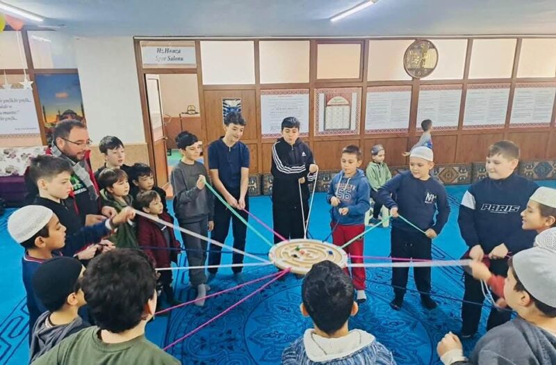 Gençliğe Değer Ara Dönem Kampı Gençleri Sabah Namazında Buluştu