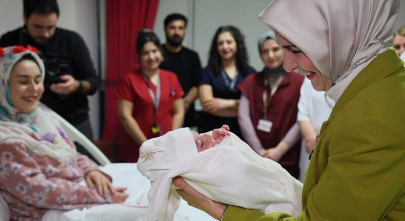 Göktaş’tan doğum yapan annelere “yeni yıl” ziyareti
