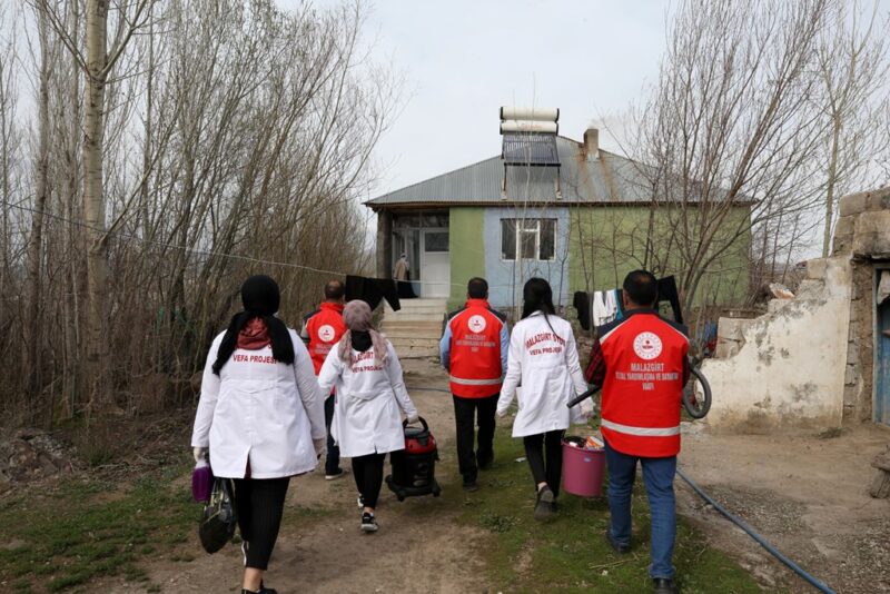 Ramazan ayında da yaşlı ve engelli vatandaşları yalnız bırakmıyor