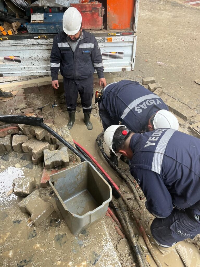 YEDAŞ, HAVZA’DAKİ SEL FELAKETİNİN ARDINDAN SAHADA KESİNTİSİZ ÇALIŞIYOR