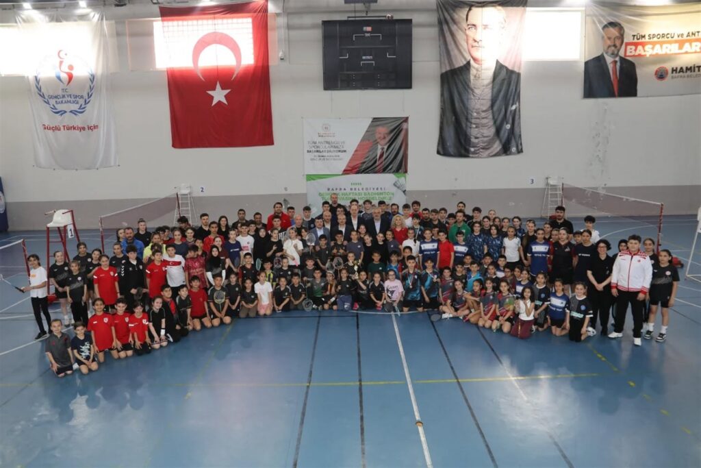 Bafra Belediyesi’nin ev sahipliğinde Gençlik Haftası Badminton Turnuvası