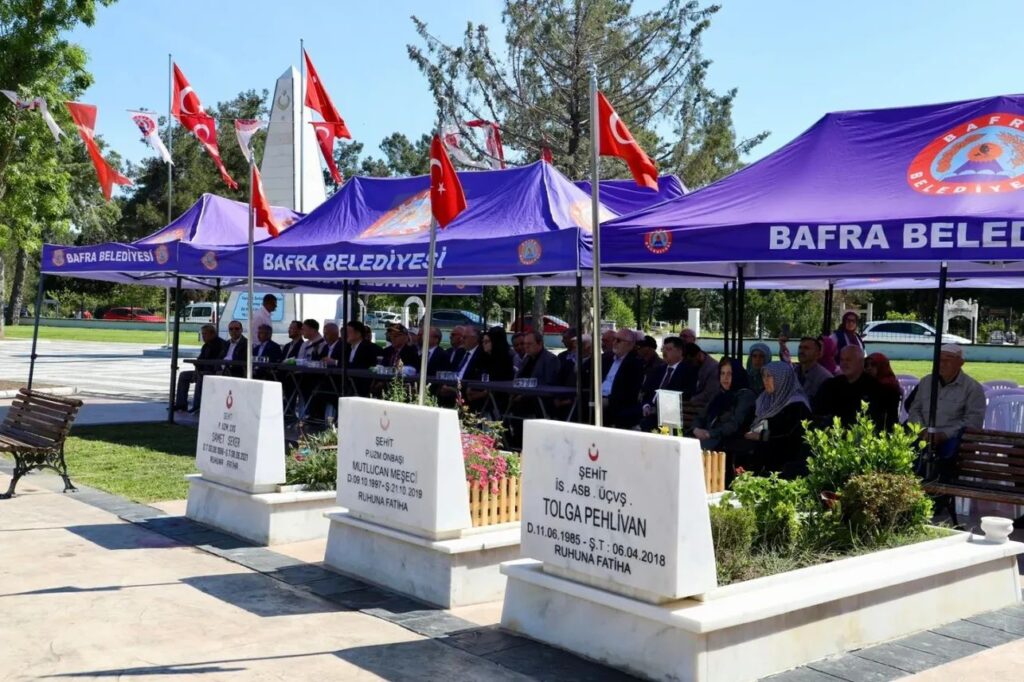 Bafra’da Arefe Günü Şehitler Unutulmadı