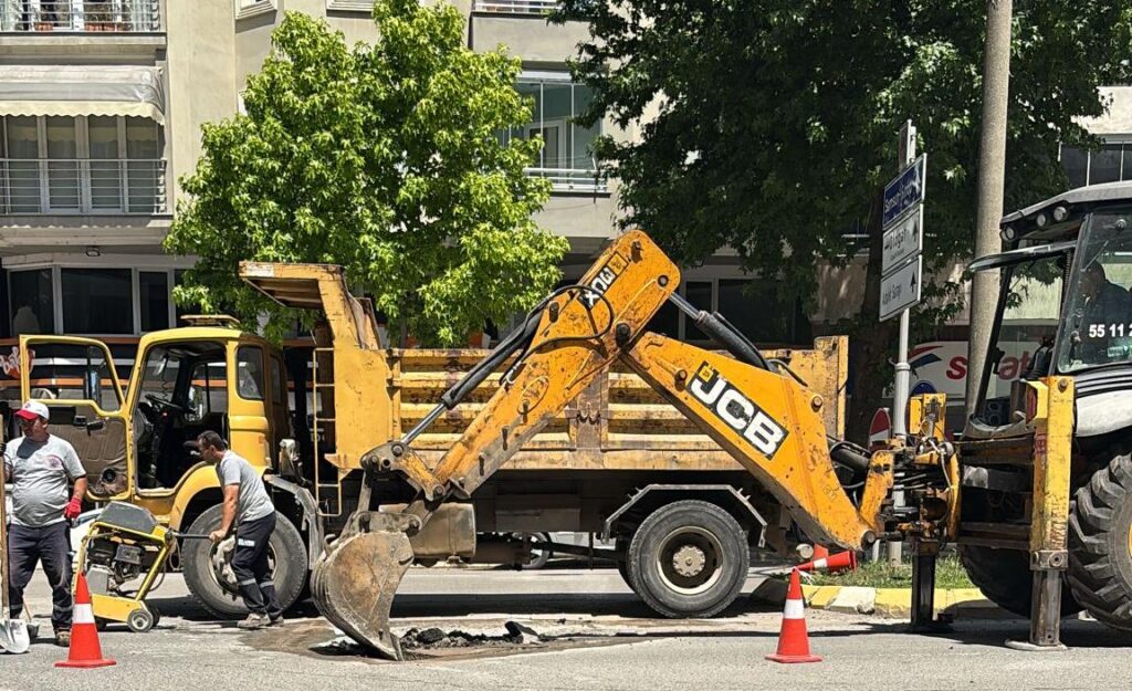 Haberimizin ardından Ekipler  Kısa sürede müdahale ederek Yolun üzerindeki Çukuru Onardılar