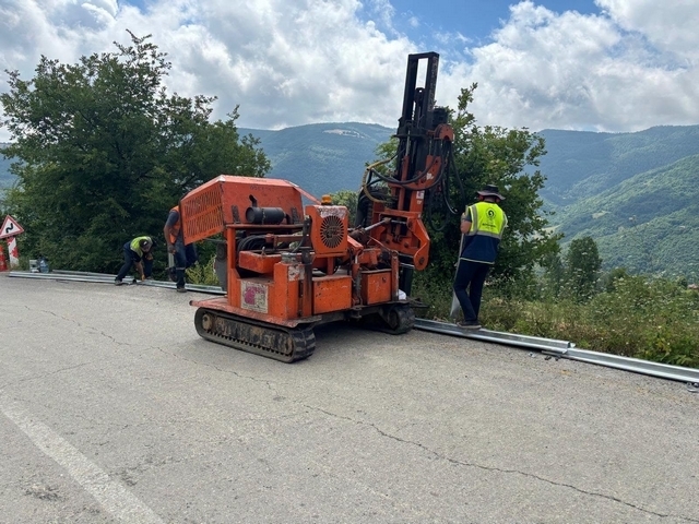 YAKAKENT KÜRÜZ-GÜRGENLİK YOLUNDA BARİYER MONTAJ ÇALIŞMALARI YAPILIYOR