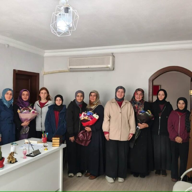 Öğrencilerden Bayan Vaizlerimize Anlamlı Ziyaret